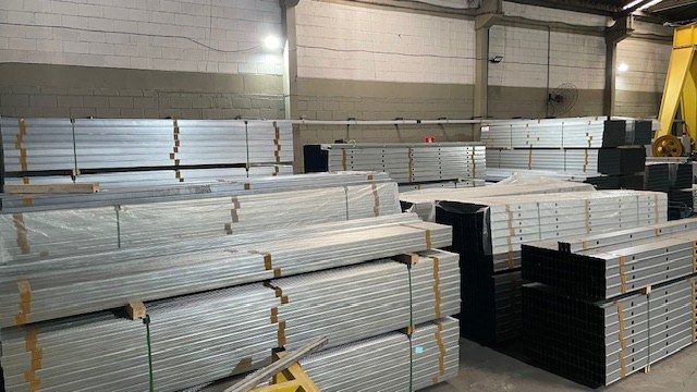 Estoque de perfis de drywall em fardos