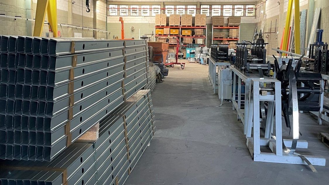 Linha de produção de perfis de drywall na fábrica da Formare