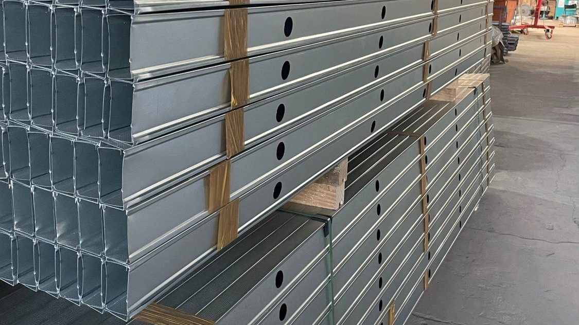 Montantes de drywall empilhados