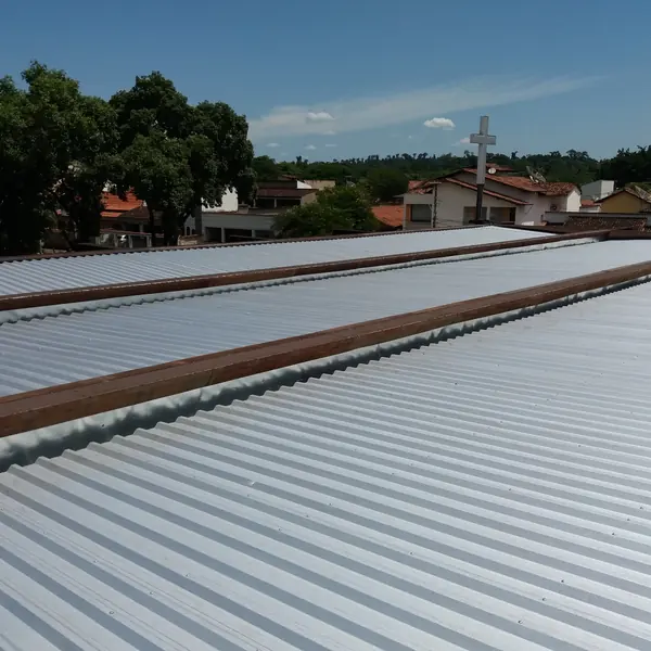 Telhado com telhas metálicas onduladas